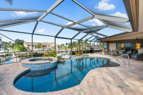 Luxurious Beachside Oasis with Infinity Pool on Marco Island